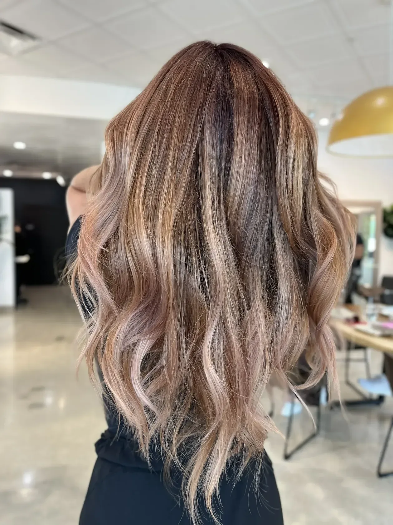 Long wavy hair with blended blonde and brunette tones
